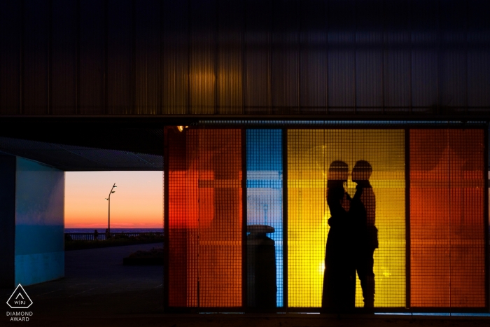 Photo de: <a href="https://www.wpja.com/photos/diamond-award-top-wedding-engagement-photographer/2182726"> Tino Gomez Romero - Photographe de mariage en Espagne </a> Photographie d'engagement d'Andalousie | Portraits de silhouette pendant la séance de pré-mariage