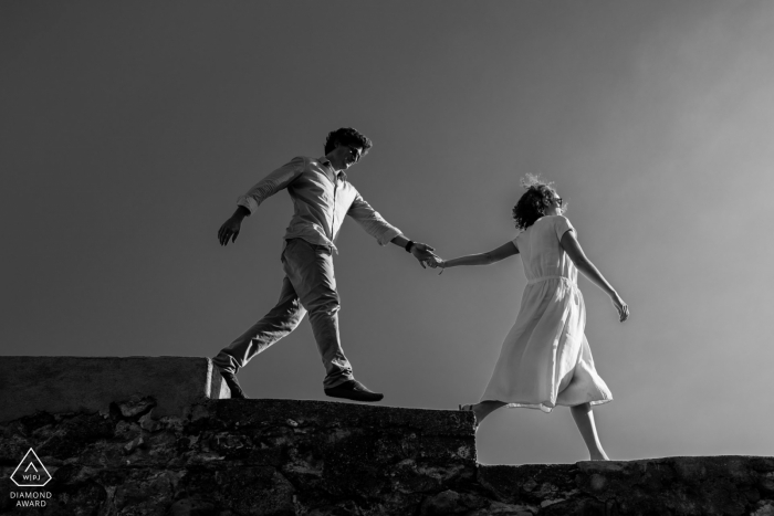 Foto: <a href="https://www.wpja.com/photos/diamond-award-top-wedding-engagement-photographer/2192196"> Chrystel Echavidre - Hochzeitsfotograf aus Frankreich </a> Nouvelle-Aquitaine Pre-Wedding Fotosession in Schwarz-Weiß - nimm meine Hand in der Ehe