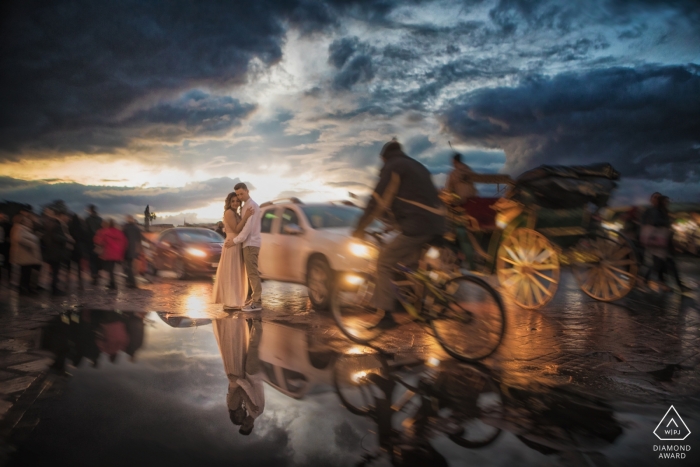 Portrait de couple au coucher du soleil dans les rues animées de Venise