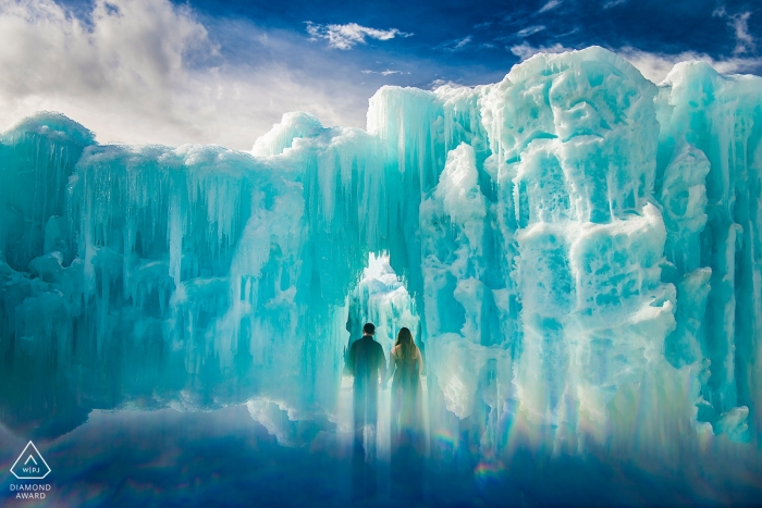 Foto door: <a href="https://www.wpja.com/photos/diamond-award-top-wedding-engagement-photographer/2203966"> Jesse La Plante - Bruiloftgraafster van de Verenigde Staten </a> Ice ice baby - een gigantische muur van ijs dwergen dit paar in hun pre-bruiloft portret