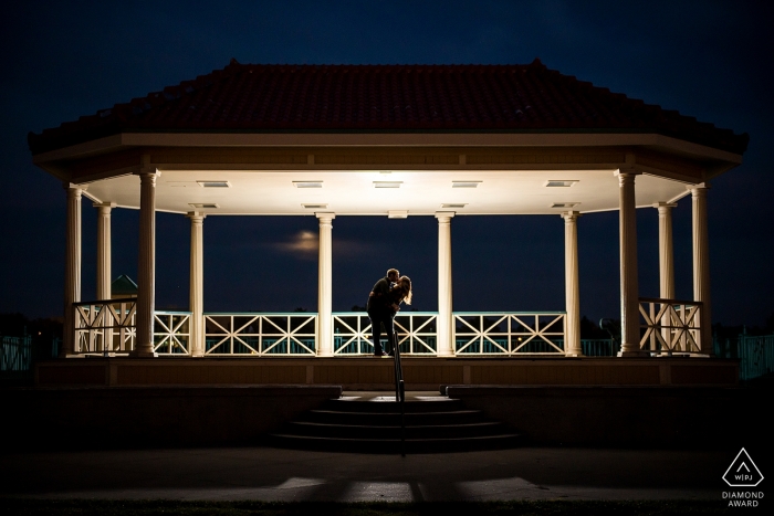 Foto door: <a href="https://www.wpja.com/photos/diamond-award-top-wedding-engagement-photographer/2203986"> Jesse La Plante - Bruiloftgraafster van de Verenigde Staten </a> Het portret van de nachtverloving in Boulder-CO onder een volledig aangestoken gazebo