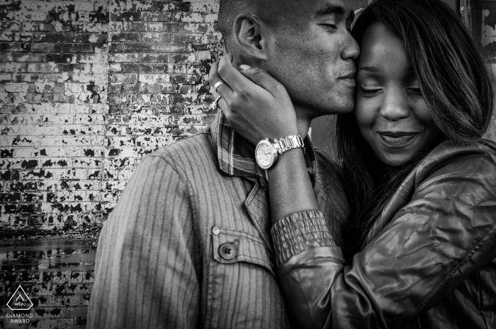 Montréal Québec tightly framed engagement portrait of a lovely couple in black-and-white with a tender kiss Montréal Québec tightly framed engagement portrait of a lovely couple in black-and-white