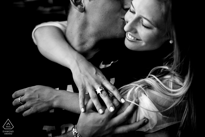 This couple warmly embraces each other as they pose in Santa Fe Argentina for a black-and-white engagement portrait