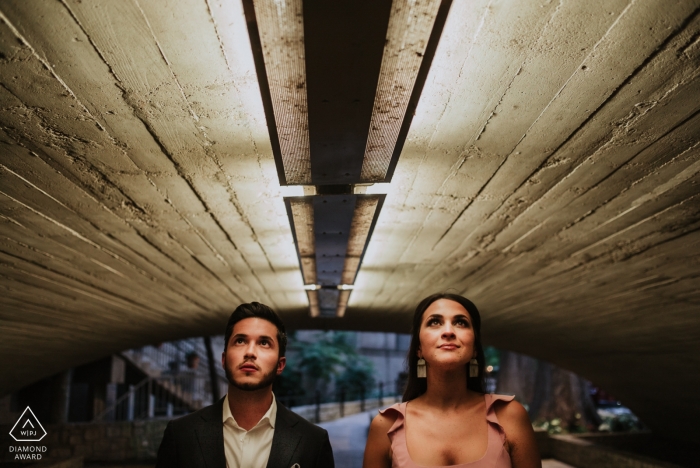 Foto por: <a href="https://www.wpja.com/photos/diamond-award-top-wedding-engagement-photographer/2203461"> Philip Thomas - Fotógrafo de bodas de Estados Unidos </a> San Antonio, Texas Retrato de compromiso de una pareja dentro con buena luz