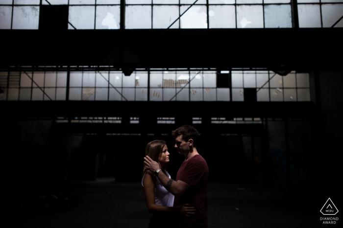 Das verlobte Paar Victoria Australia verwendete ein verlassenes Industriegebäude für ihr Porträt vor der Hochzeit