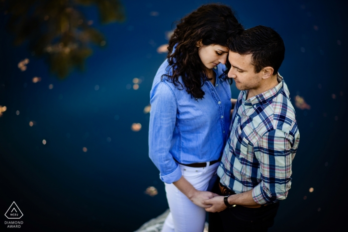 Image portrait d'engagement à partir d'un angle élevé de ce couple à côté de l'eau à Burlington Vermont Photos de fiançailles prises sous un angle élevé de ce couple au bord de l'eau In Burlington Vermont
