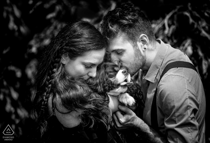 Portrait de fiançailles Lombardi avec un couple embrassant leur chien