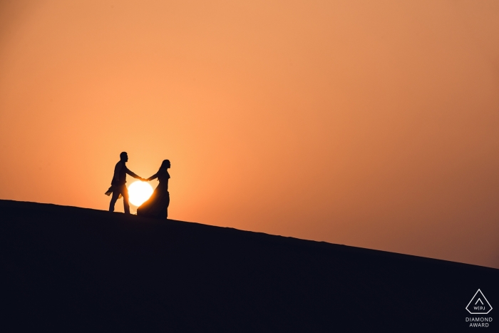 Ritratto di fidanzamento Maharashtra al tramonto camminando mano nella mano sulla collina