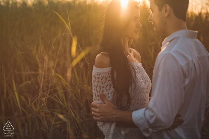 El cálido sol de la tarde en Brasil y las hierbas altas funcionaron bien para esta pareja amante de la naturaleza recientemente comprometida