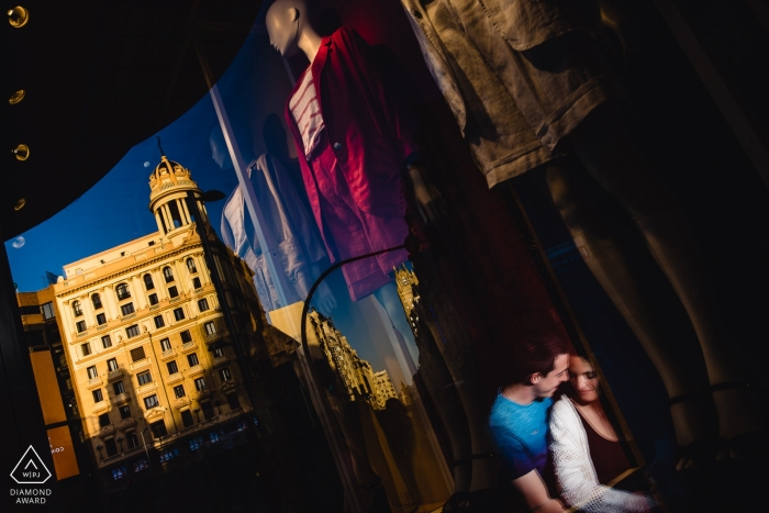 Die Stadt Madrid mit ihren Straßenshops bietet viele Möglichkeiten für wunderbare Engagement-Portraits wie diese