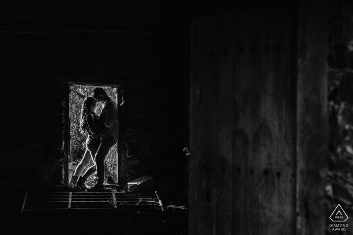 Photo par: <a href="https://www.wpja.com/photos/diamond-award-top-wedding-engagement-photographer/2234541"> Sergio Cueto - Photographe de mariage en Espagne </a> Portraits de fiançailles avant le mariage à Madrid dans des bâtiments abandonnés et un film en noir et blanc