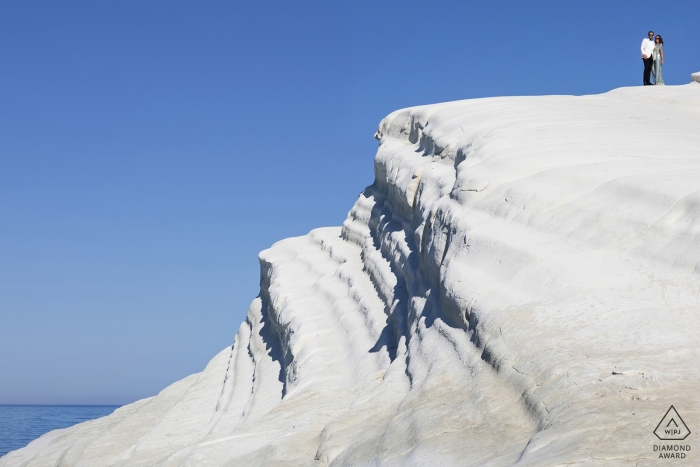 Séance photo d'engagement de Sicile à Scala Dei Turchi, le meilleur lieu de mariage