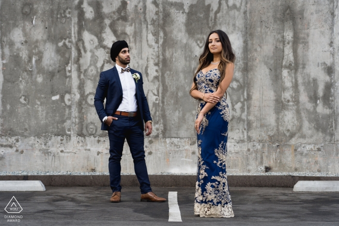 Un couple de fiancés de San Diego lors de leur séance photo de portrait avant le mariage dans une structure de stationnement en béton