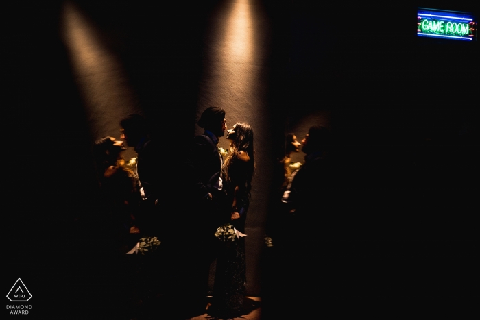 Séance photo d'engagement de la Californie à la salle de jeux à l'intérieur