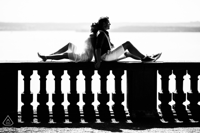 Foto: <a href="https://www.wpja.com/photos/diamond-award-top-wedding-engagement-photographer/2255156"> David Anton - Hochzeitsfotograf aus Deutschland </a> Baden-Württemberg Engagement Foto eines Paares, das sich in der Sonne am Wasser entspannt