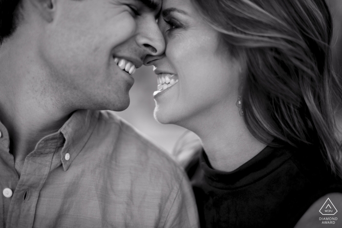 Foto di: <a href="https://www.wpja.com/photos/diamond-award-top-wedding-engagement-photographer/2247176"> Laura Segall - Fotografo di matrimoni negli Stati Uniti </a> Stretto ritratto di Phoenix Arizona coppia per le loro foto di fidanzamento