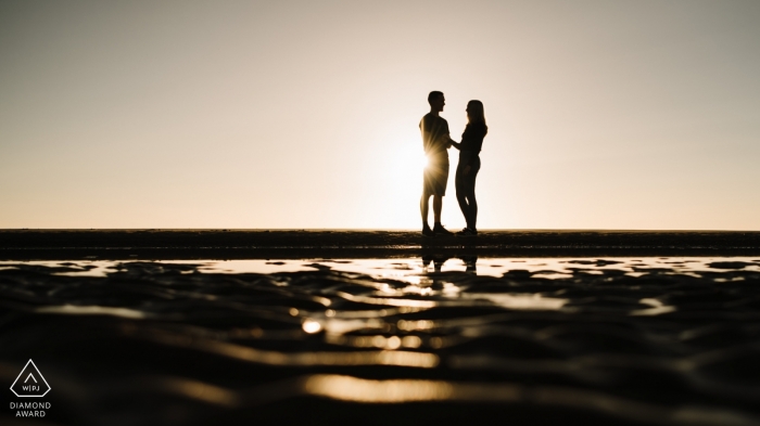 Sessão de fotos de noivado de Lancashire na praia na maré baixa