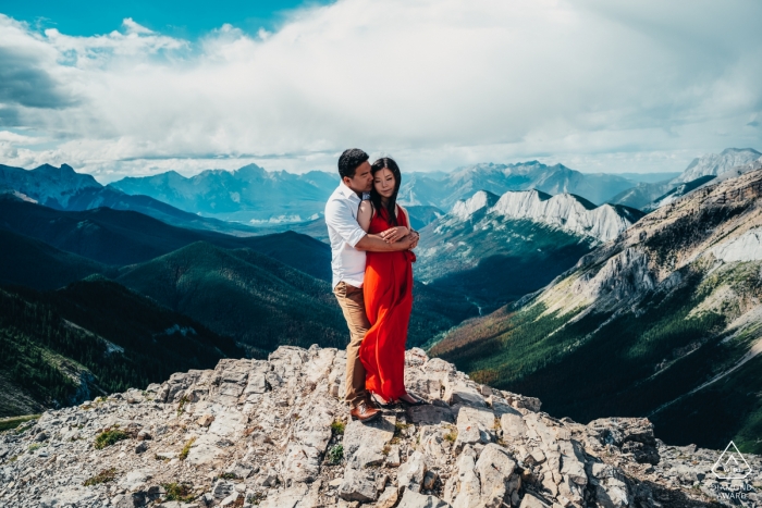 Foto: <a href="https://www.wpja.com/photos/diamond-award-top-wedding-engagement-photographer/2253676"> Dorota Karpowicz - Hochzeitsfotograf aus Kanada </a> Alberta Engagement Foto eines Paares hoch über den Bergen und Klippen