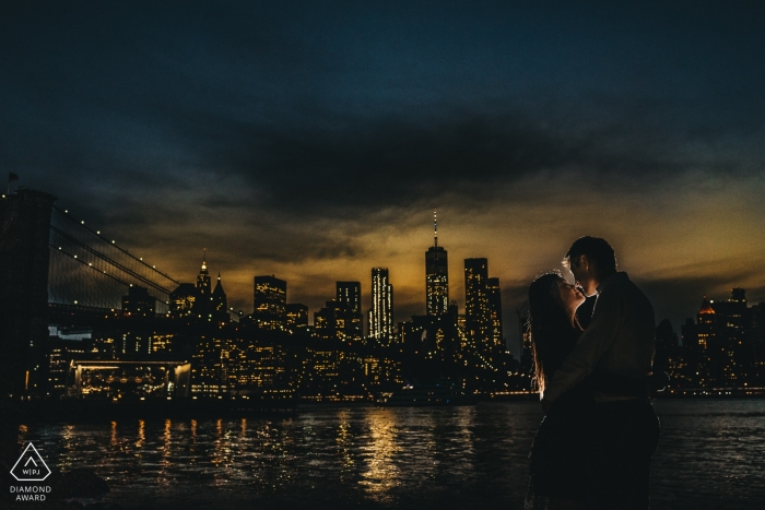 Photo par: <a href="https://www.wpja.com/photos/diamond-award-top-wedding-engagement-photographer/2239996"> Sergio Cueto - Photographe de mariage en Espagne </a> Portrait de fiançailles avant le mariage au coucher du soleil avec cette ville et ce pont