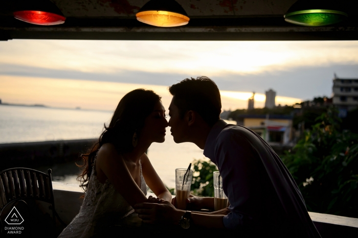 Photo by: <a href="https://www.wpja.com/photos/diamond-award-top-wedding-engagement-photographer/2258021">Minifeel Lu - Taiwan Wedding Photographer</a> Taiwan wedding photographer engagement shoot with a view of the ocean | Taipei pre-wedding pictures