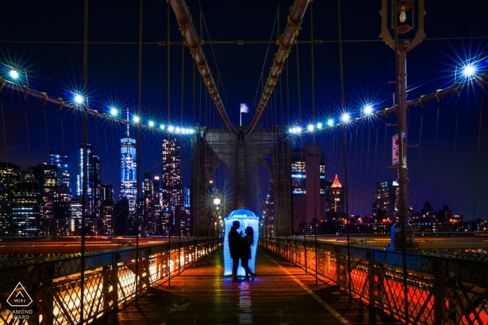 Foto door: <a href="https://www.wpja.com/photos/diamond-award-top-wedding-engagement-photographer/2249206"> Vinci Wang - China Wedding Photographer </a> China Betrokkenheidsfotografie 's nachts op de voetgangersbrug met lichten