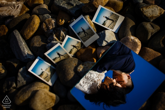 Foto door: <a href="https://www.wpja.com/photos/diamond-award-top-wedding-engagement-photographer/2249181"> Vinci Wang - China Wedding Photographer </a> Pre Wedding China Engagement Fotoshoot-sessie op de rotsen met polaroids en spiegelreflectie