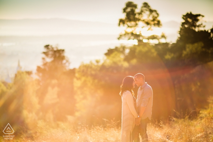 Día soleado fotógrafo de bodas contrato de rodaje con bengalas | Fotos antes de la boda del norte de California