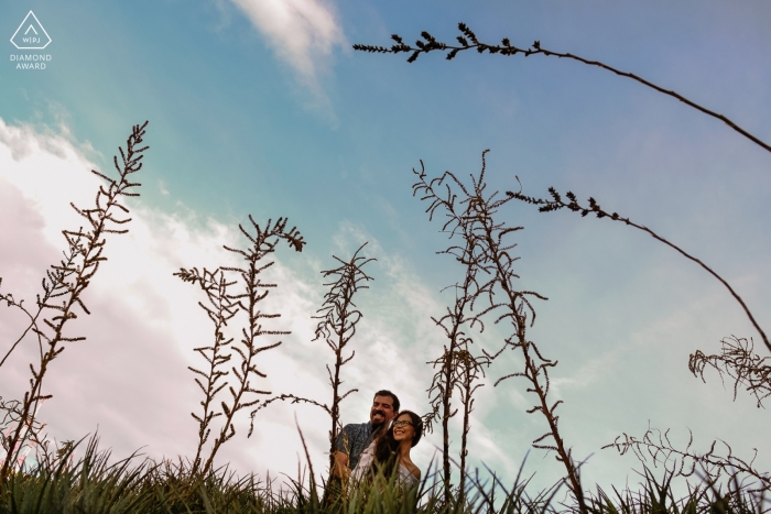 Portrait de fiançailles Mexique pré-mariage dans le champ avec des herbes hautes