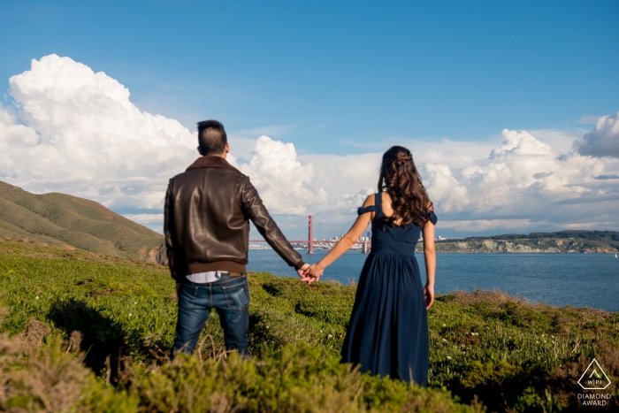 Tournage de fiançailles dans la région de la baie de Californie avec un couple et le pont | Photographe de San Francisco avant le mariage