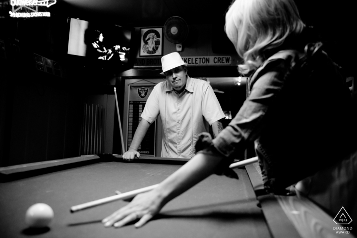 Sesión de fotos de compromiso previa a la boda en CA pool hall en San Francisco Sesión de compromiso antes de la boda del salón de billar CA | Sesión fotográfica de retratos en San Francisco