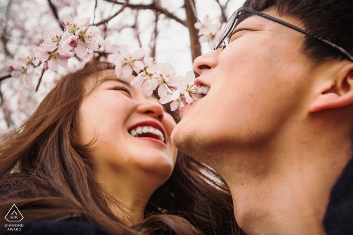 Photos de fiançailles en Chine d'un couple s'amusant ensemble au milieu des cerisiers | Séance de portrait pré-mariage de photographe de Shanghai