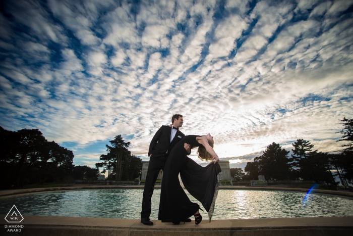 Fiançailles en Californie avec un couple près de l'eau avec de gros nuages ​​| Photos de pré-mariage du photographe SF