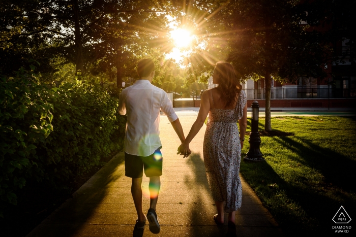 Foto: <a href="https://www.wpja.com/photos/diamond-award-top-wedding-engagement-photographer/2269036"> Kelly Giardina - Hochzeitsfotograf aus den Vereinigten Staaten </a> NJ Bilder eines Paares, das in das Sonnenlicht geht Hochzeitsverlobungsfotograf