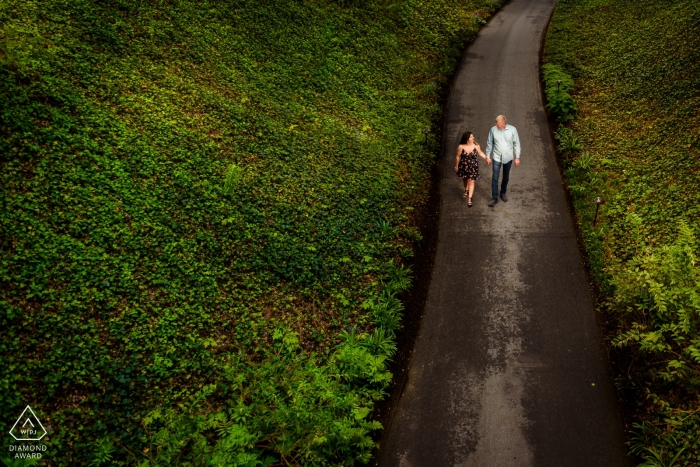 Foto: <a href="https://www.wpja.com/photos/diamond-award-top-wedding-engagement-photographer/2269041"> Kelly Giardina - Hochzeitsfotograf aus den Vereinigten Staaten </a> Ein Paar in New Jersey geht eine schmale Straße entlang, während der Fotoshootings vor der Hochzeit