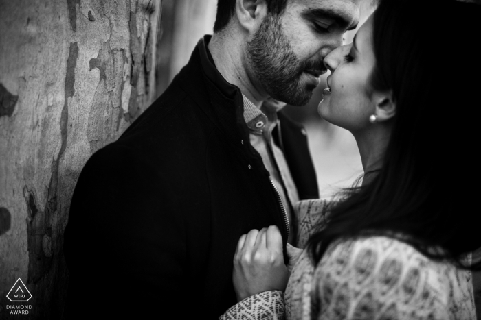 Spain intimate black and white pre-wedding engagement pictures | Madrid couple photography session