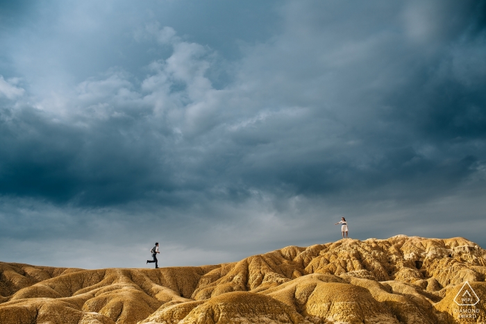 Photo par: <a href="https://www.wpja.com/photos/diamond-award-top-wedding-engagement-photographer/2262091"> Sergio Cueto - Photographe de mariage en Espagne </a> Les fiançailles pré-mariage de l'Espagne tournent dans les collines avant la tempête | Portraits de Hongrie
