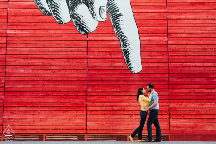 Madrider Hochzeitsfotograf für spanische Verlobungssitzungen unter großer Straßenkunst