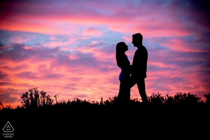 Photo: <a href="https://www.wpja.com/photos/diamond-award-top-wedding-engagement-photographer/2282746"> Alice Franchi - Photographe de mariage en Italie </a> Portrait au coucher de soleil violet pour un couple marié à Pistoia, en Toscane