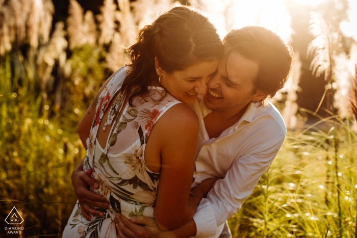 Sesión de compromiso antes de la boda de Brasil con una pareja bajo el cálido sol | Sesión fotográfica de retratos de Rio Grande do Sul