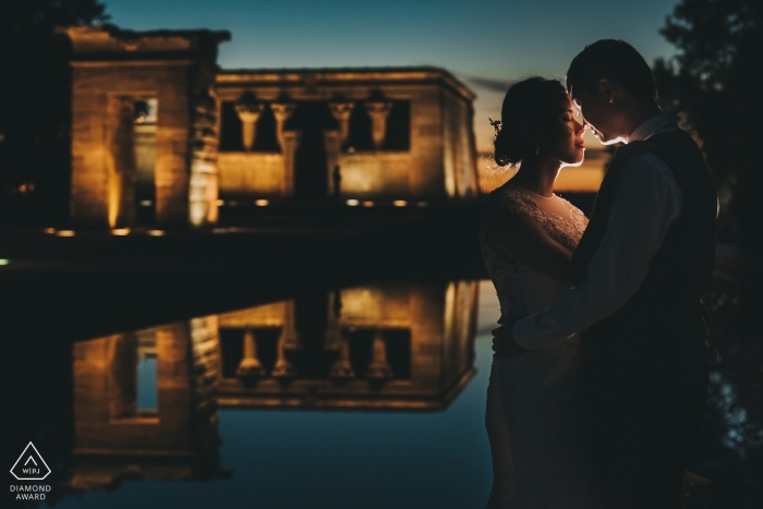 Photo par: <a href="https://www.wpja.com/photos/diamond-award-top-wedding-engagement-photographer/2262121"> Sergio Cueto - Photographe de mariage en Espagne </a> Séance de photographie de portrait avant le mariage en Espagne sur l'eau avec des reflets | Photographie de Madrid