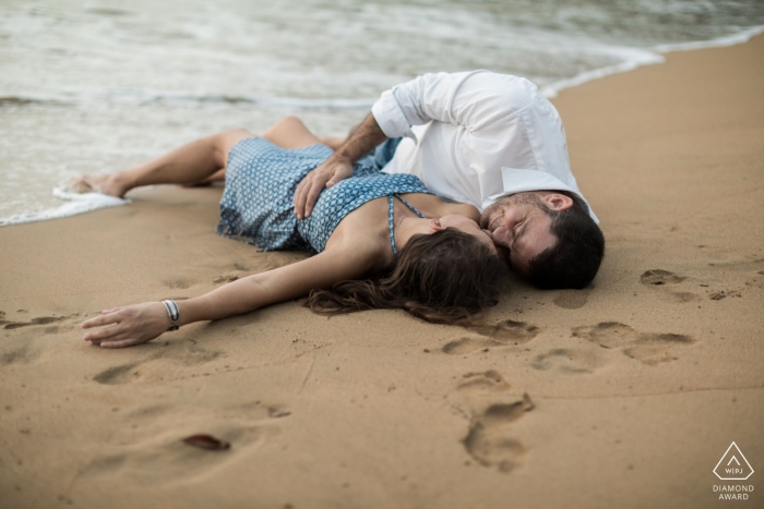 sessão de retrato de noivado na praia no Caribe francês