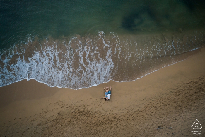 Ritratto di fidanzamento di matrimonio nei Caraibi francesi con fotografia drone