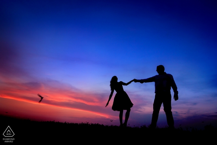 Roumanie images de fiançailles d'un couple silhouetted et un oiseau solo