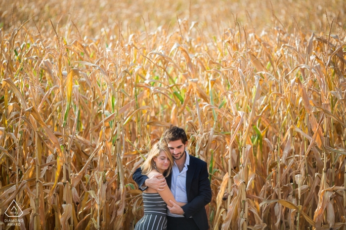 Pareja en un campo de maíz durante una sesión de retratos de compromiso en Lyon