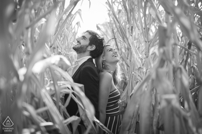 Un couple d'agriculteurs dans un champ de maïs lors d'une séance de fiançailles à Lyon Le photographe de mariage français Sylvain Bouzat a capturé ce couple dans un champ de maïs lors d'une séance de fiançailles à Lyon