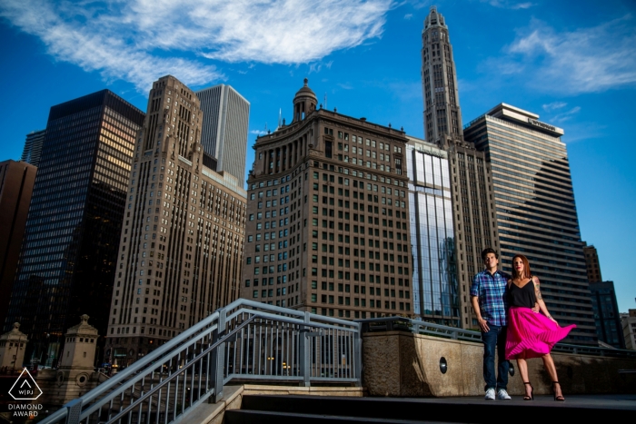 IL vor der Hochzeit Verlobungsbilder eines Paares in der windigen Stadt | Chicago Porträt schießen