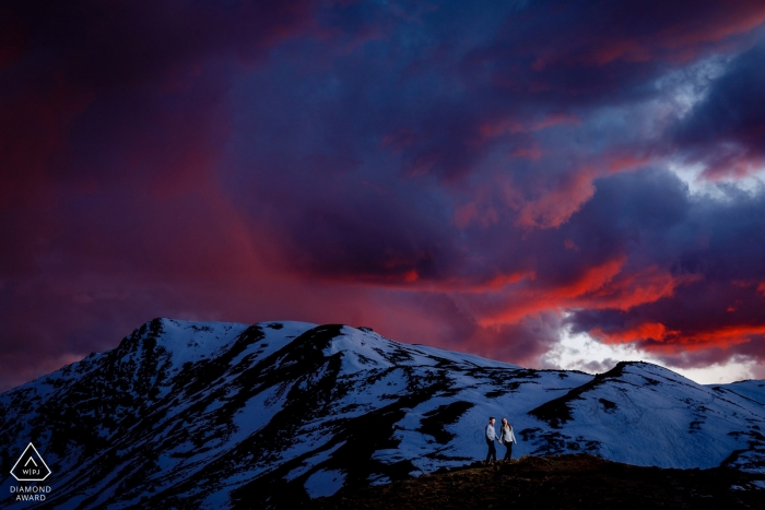 Photographe de fiançailles au Colorado capturé de grands nuages, de la lumière et des montagnes couvertes de neige Photographe de fiançailles au Colorado capturé de grands nuages, de la lumière et des montagnes couvertes de neige