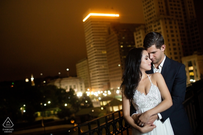 Foto por: <a href="https://www.wpja.com/photos/diamond-award-top-wedding-engagement-photographer/2291051"> Kevin Trimmer - Providence Rhode Island Fotos de compromiso antes de la boda en Providence de una pareja en la ciudad por la noche | RI retrato de disparar