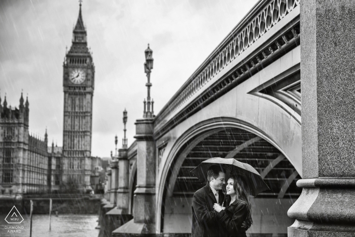 Hérault Schwarz-Weiß-Hochzeitsfotograf Engagement Porträt eines Paares mit Big Ben | Occitanie Bilder vor der Hochzeit