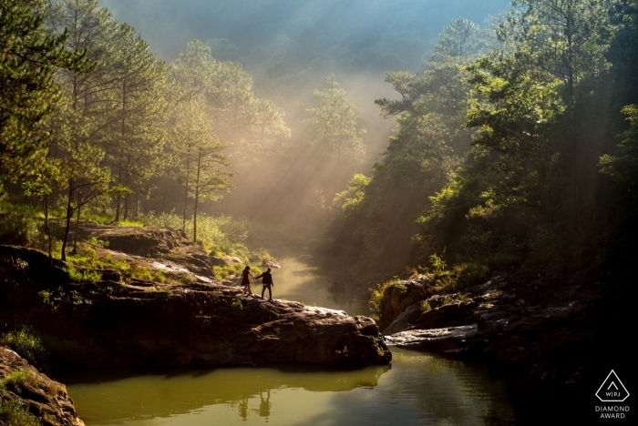 Photos de fiançailles du Vietnam d'un couple dans les montagnes, avec des arbres | Ho Chi Minh photographe séance de portrait pré-mariage